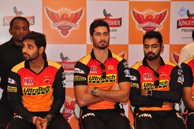 Sunrisers Team at Inorbit Mall - 4 / 28 photos