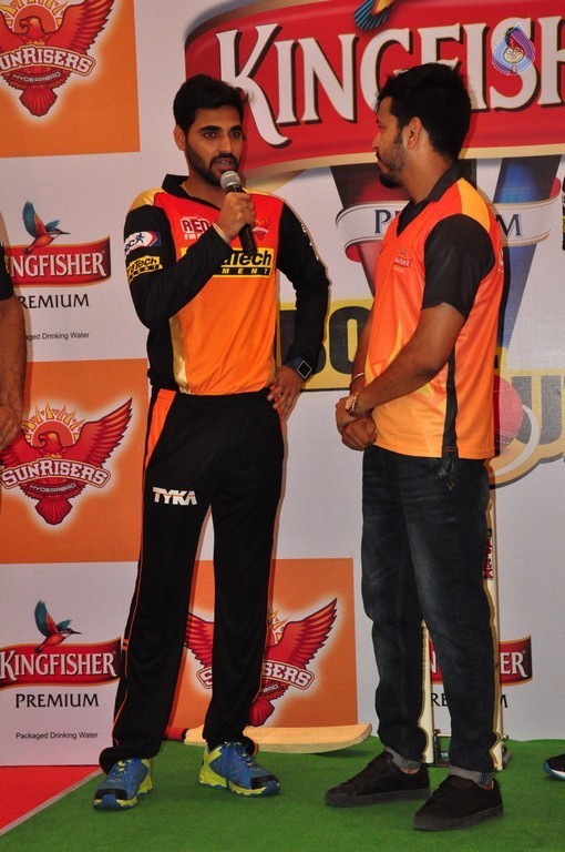 Sunrisers Team at Inorbit Mall - 5 / 28 photos