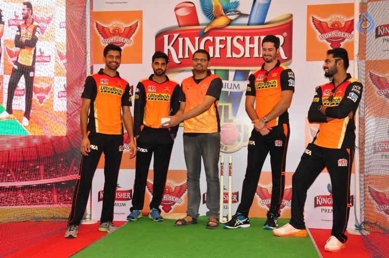 Sunrisers Team at Inorbit Mall - 7 / 28 photos