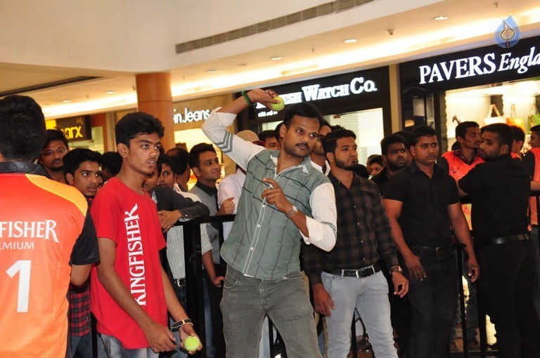 Sunrisers Team at Inorbit Mall - 11 / 28 photos