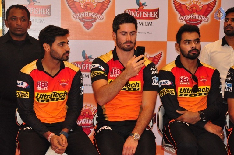 Sunrisers Team at Inorbit Mall - 13 / 28 photos