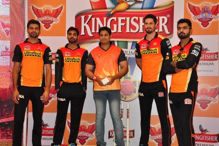 Sunrisers Team at Inorbit Mall - 14 / 28 photos