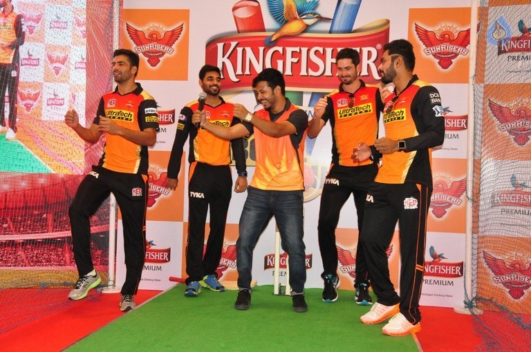 Sunrisers Team at Inorbit Mall - 15 / 28 photos