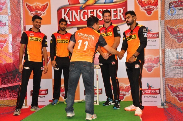 Sunrisers Team at Inorbit Mall - 16 / 28 photos