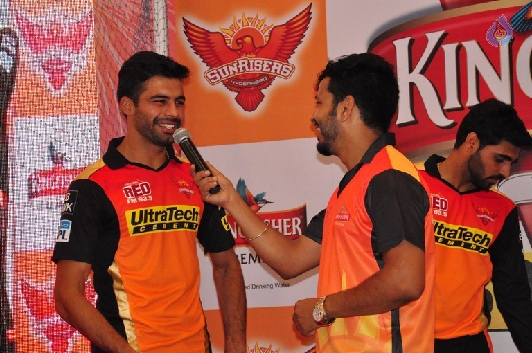 Sunrisers Team at Inorbit Mall - 17 / 28 photos