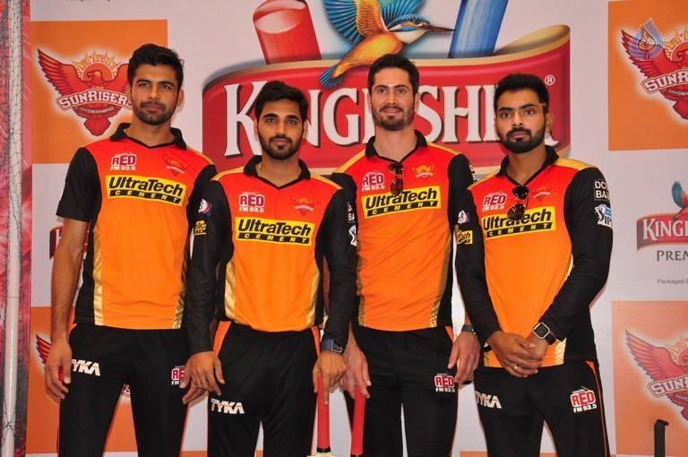 Sunrisers Team at Inorbit Mall - 18 / 28 photos