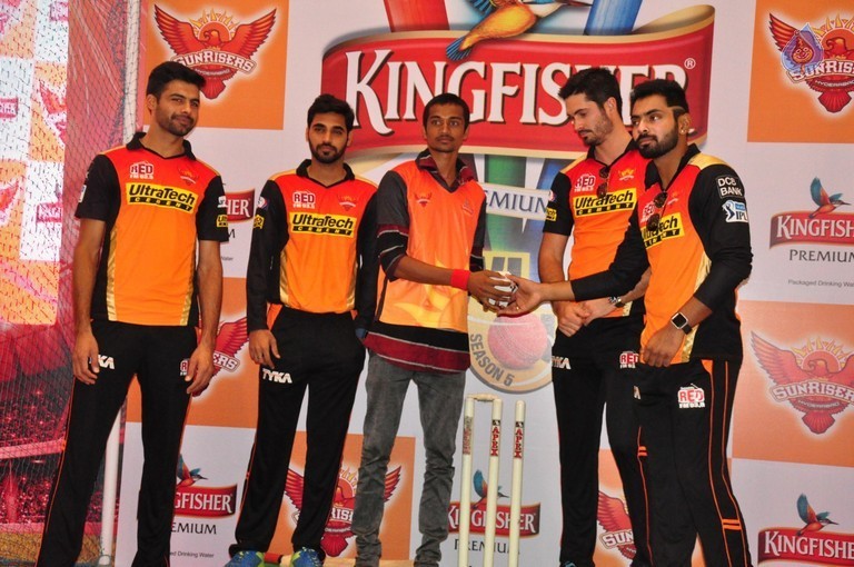 Sunrisers Team at Inorbit Mall - 19 / 28 photos