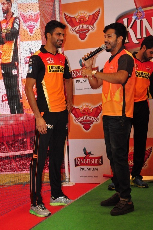 Sunrisers Team at Inorbit Mall - 27 / 28 photos