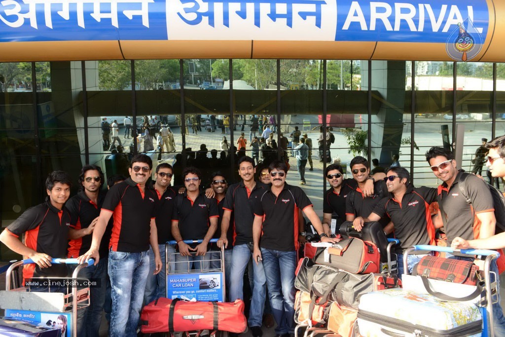 Telugu Warriors team at Pune - 5 / 17 photos