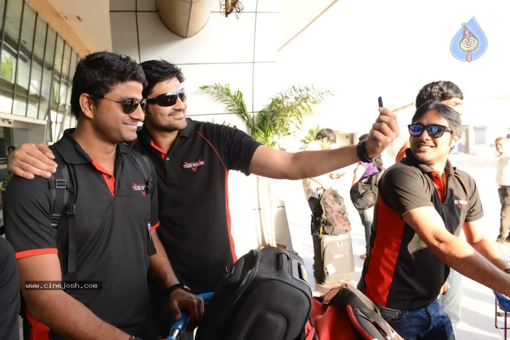 Telugu Warriors team at Pune - 8 / 17 photos