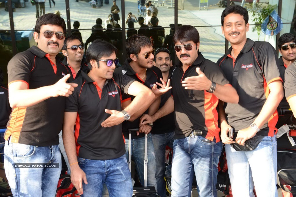 Telugu Warriors team at Pune - 15 / 17 photos