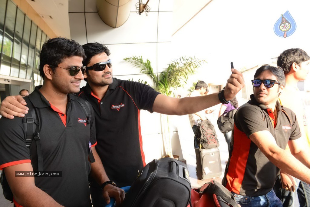 Telugu Warriors team at Pune - 16 / 17 photos