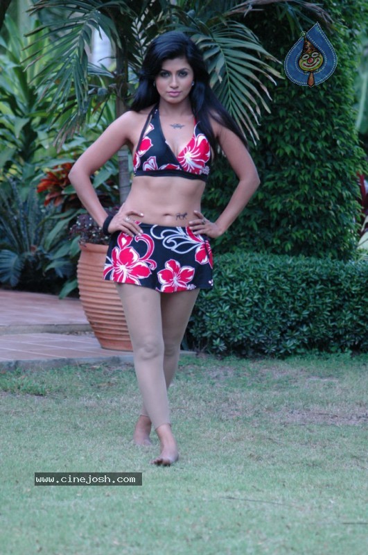 Aarthi Puri Spicy Gallery - 33 / 48 photos