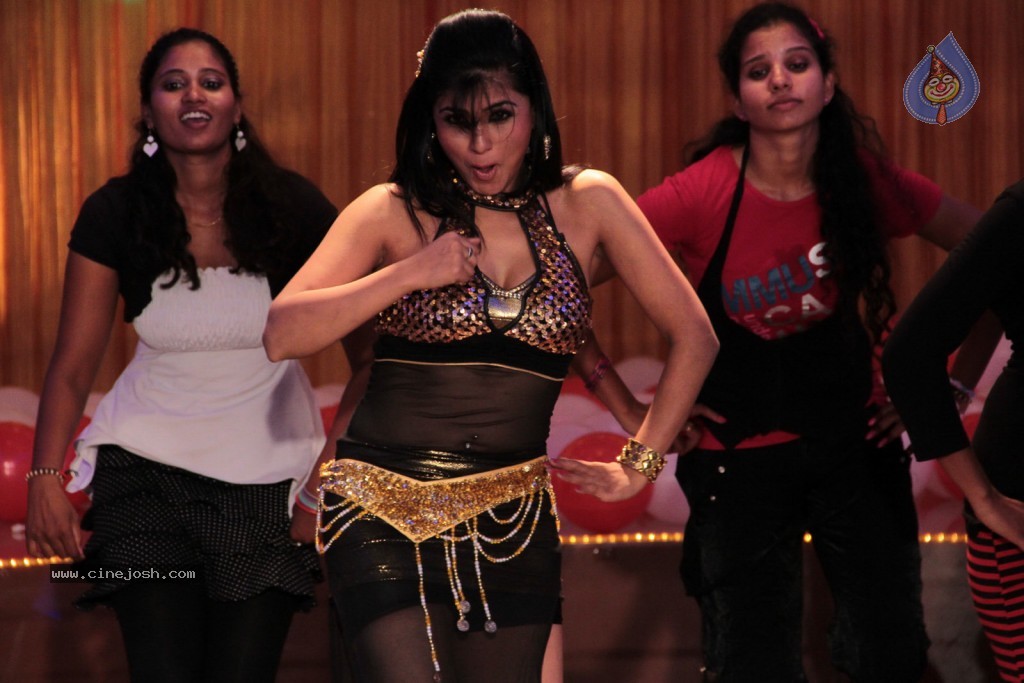 Aarti Puri Item Song Stills - 29 / 69 photos