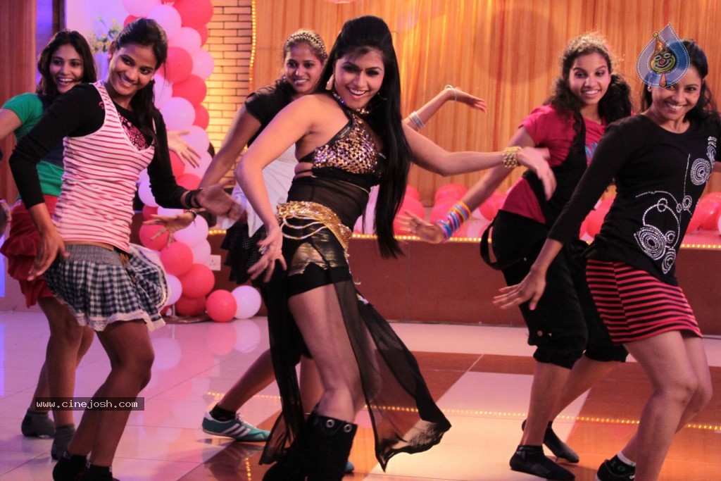 Aarti Puri Item Song Stills - 39 / 69 photos