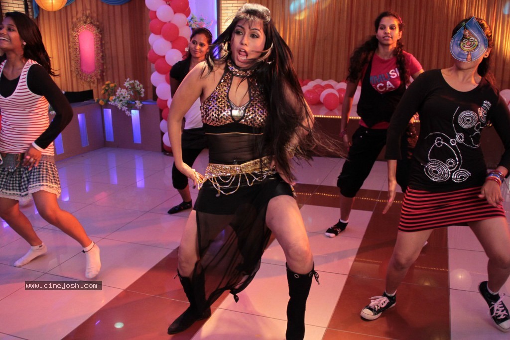 Aarti Puri Item Song Stills - 65 / 69 photos