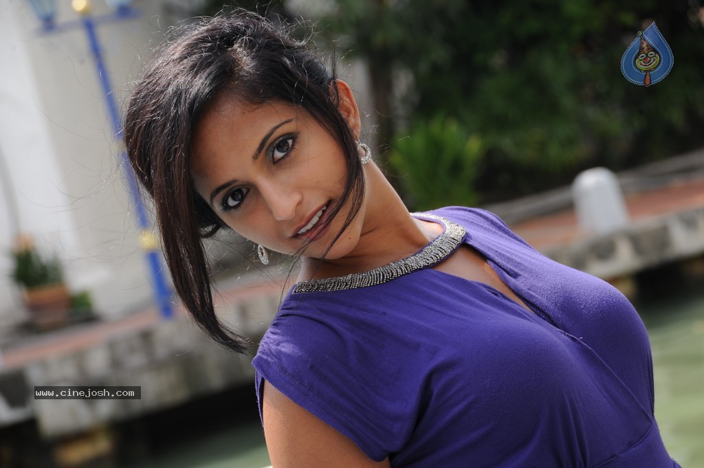 Aashika Hot Photos - 53 / 63 photos