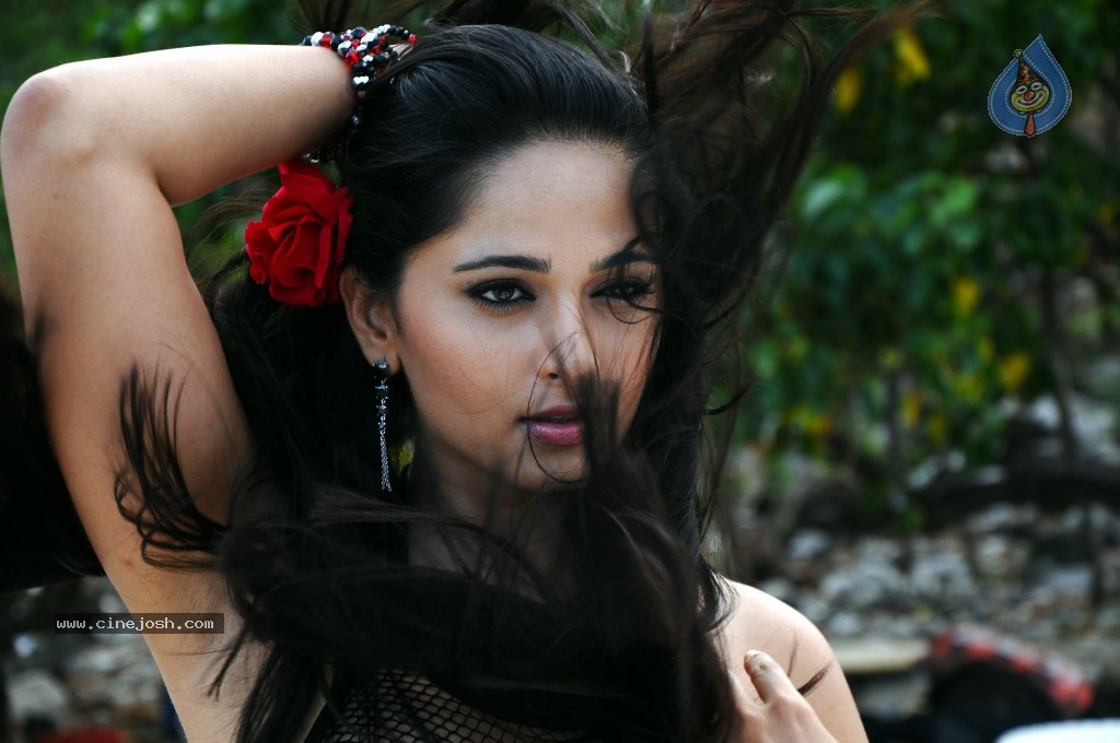 Anushka Hot Gallery - 33 / 74 photos