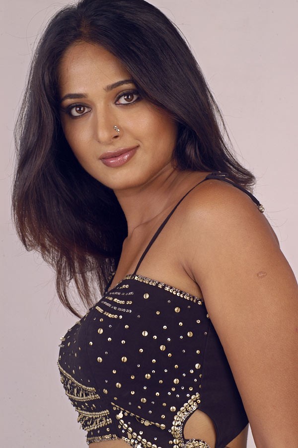 Anushka Hot - 50 / 111 photos