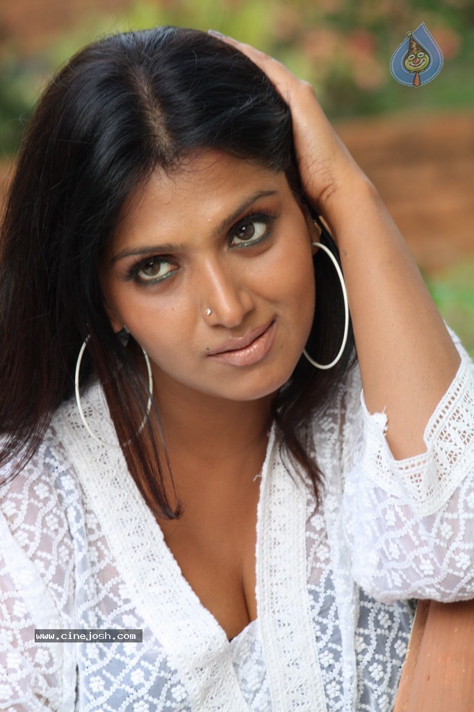 Bhuvaneswari Hot Photos - 4 / 57 photos