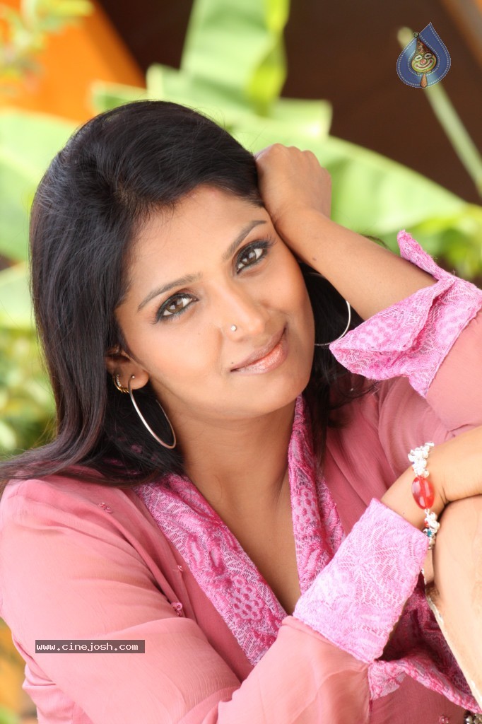 Bhuvaneswari Hot Photos - 14 / 57 photos