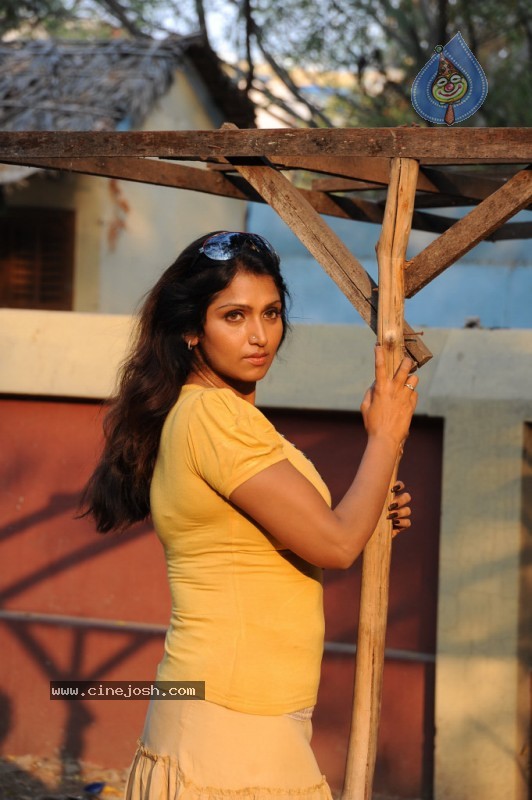 Bhuvaneswari Spicy Pics - 39 / 46 photos