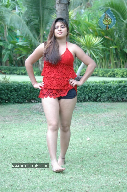 Farah Khan Spicy Gallery - 24 / 92 photos