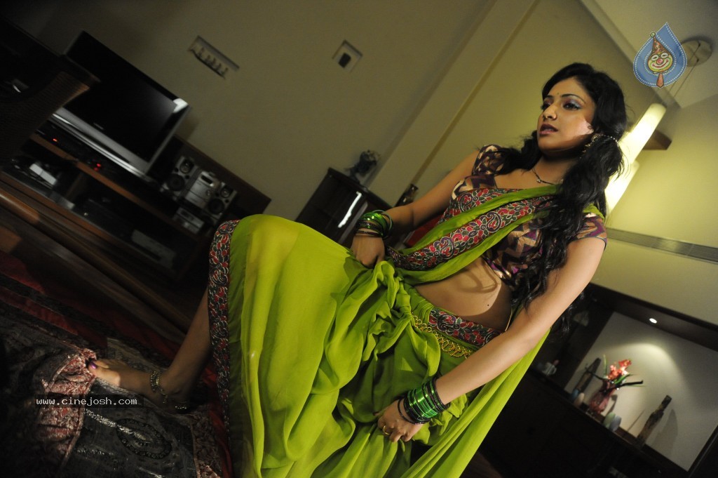 Haripriya Hot Photos - 2 / 60 photos