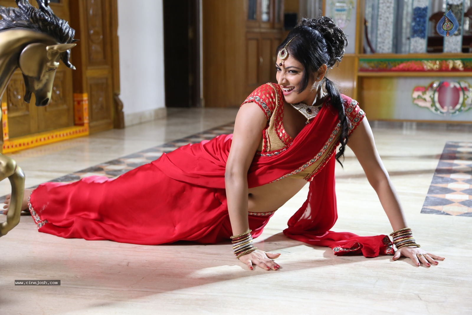 Haripriya Hot Pics - 75 / 92 photos