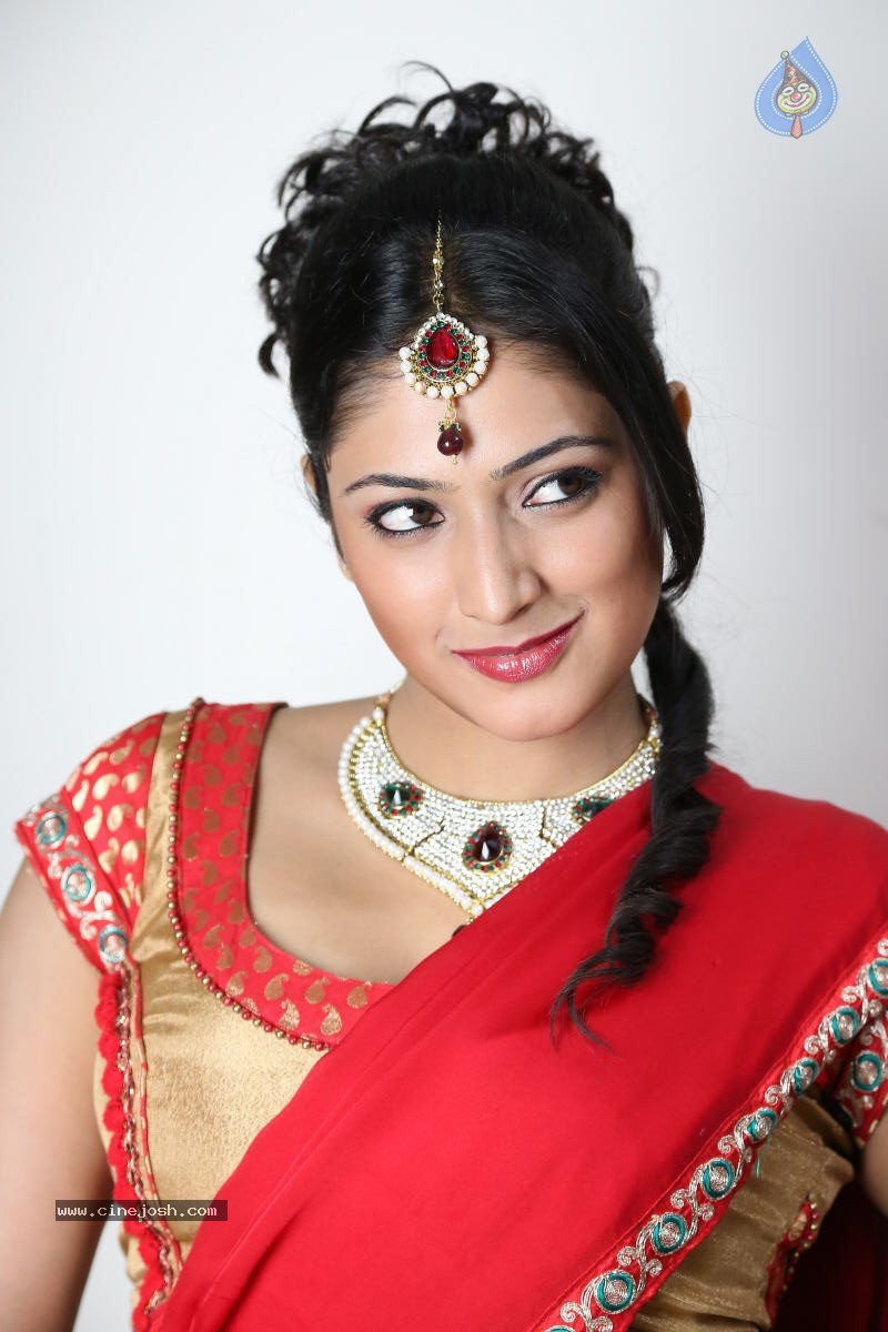 Haripriya Hot Pics - 76 / 92 photos