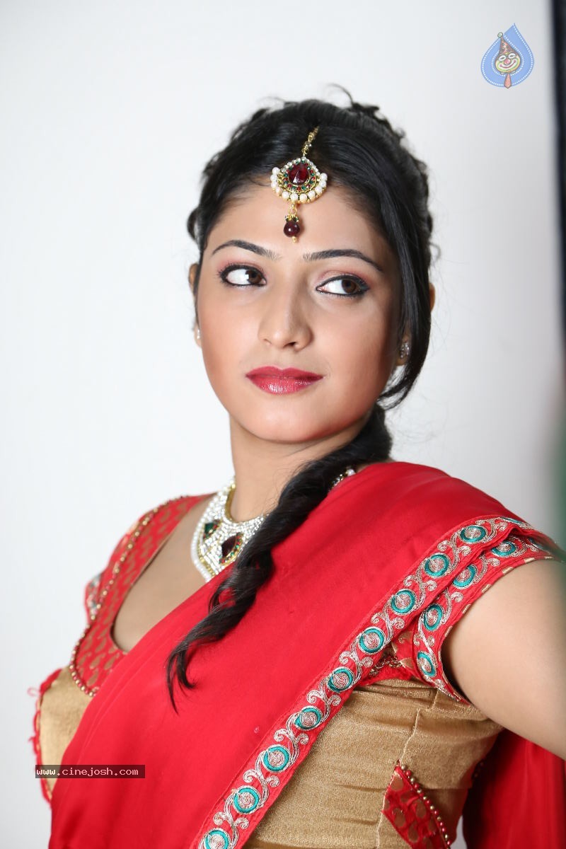 Haripriya Hot Pics - 85 / 92 photos