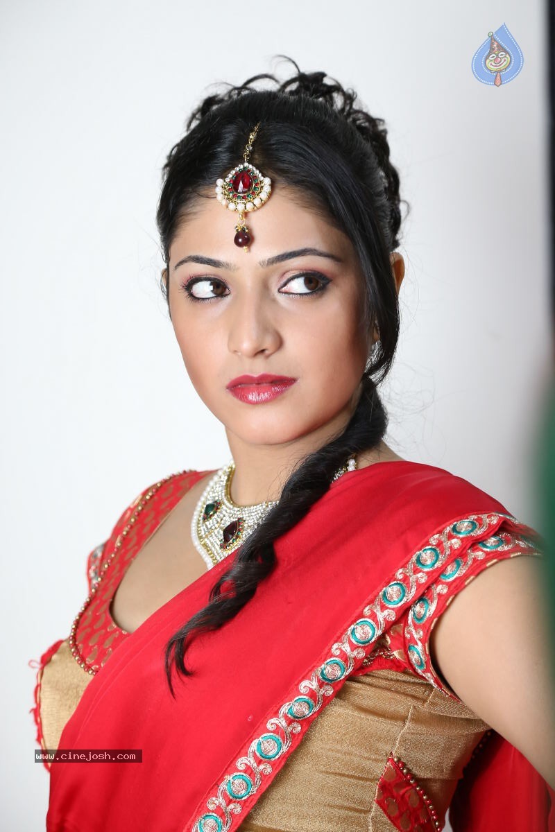 Haripriya Hot Pics - 90 / 92 photos