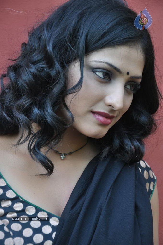 Haripriya stills - 46 / 81 photos