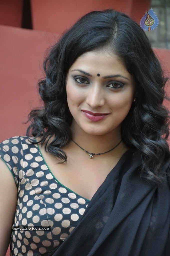 Haripriya stills - 60 / 81 photos