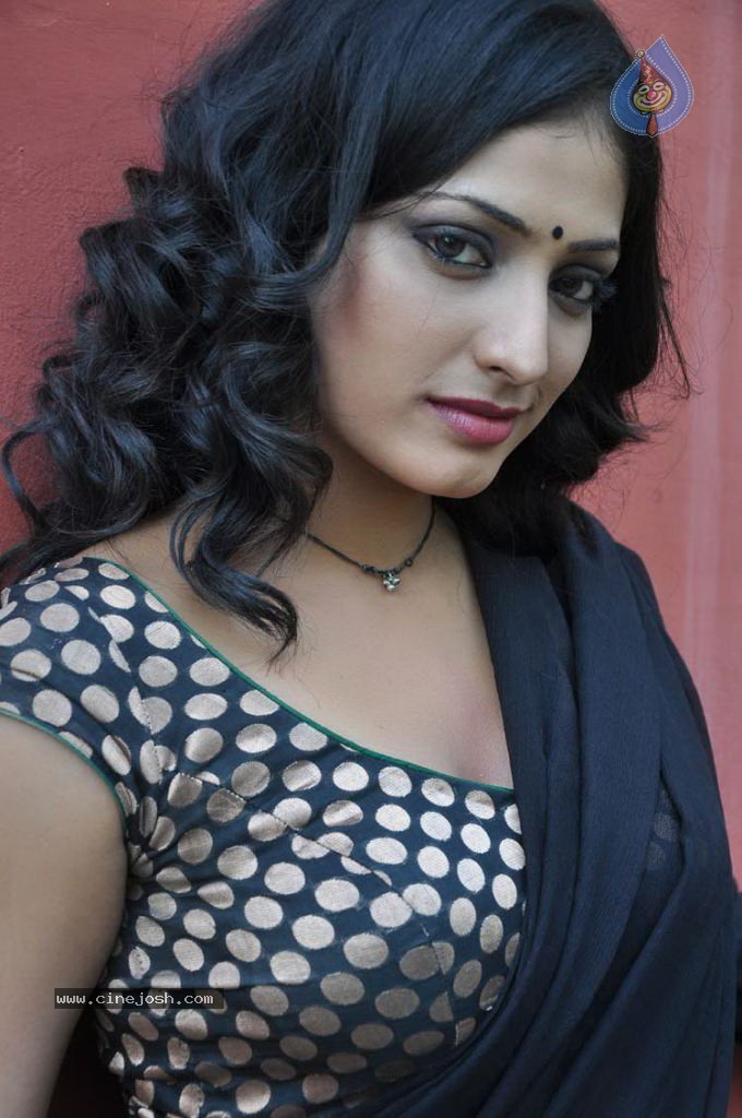 Haripriya stills - 74 / 81 photos