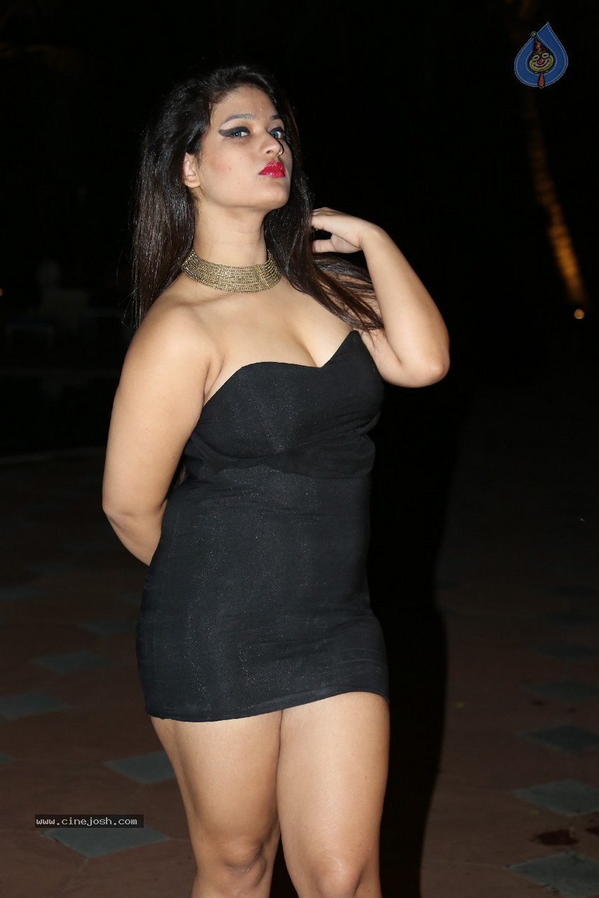 Himani Hot Stills - 4 / 186 photos