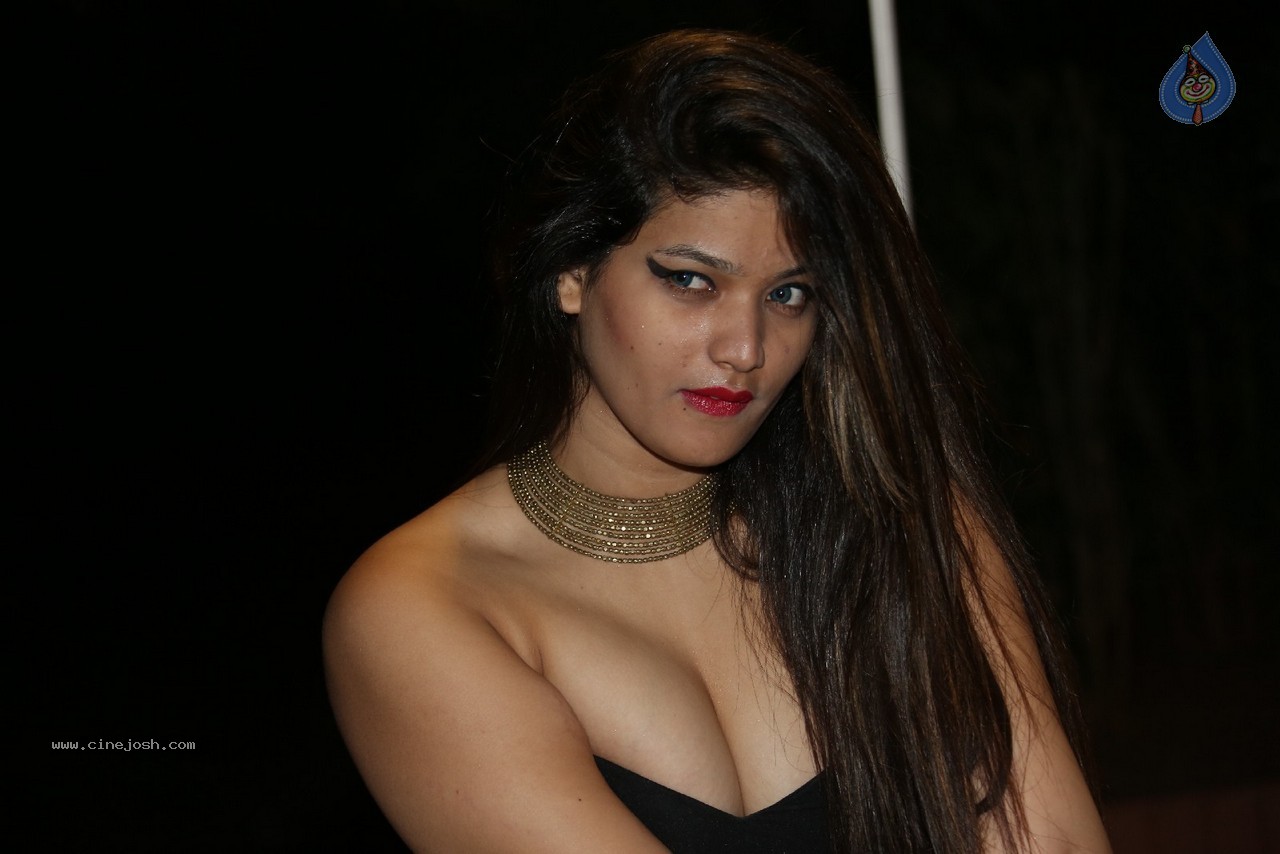 Himani Hot Stills - 19 / 186 photos