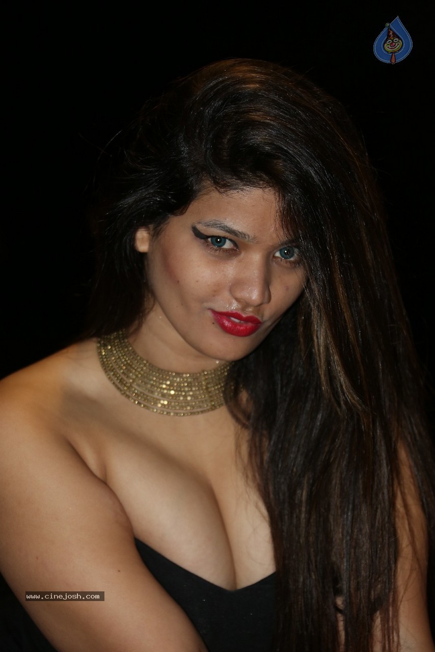 Himani Hot Stills - 27 / 186 photos