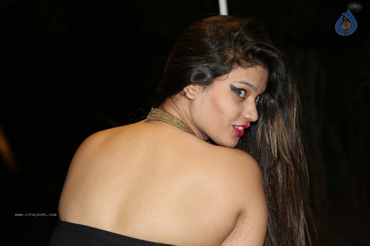 Himani Hot Stills - 34 / 186 photos