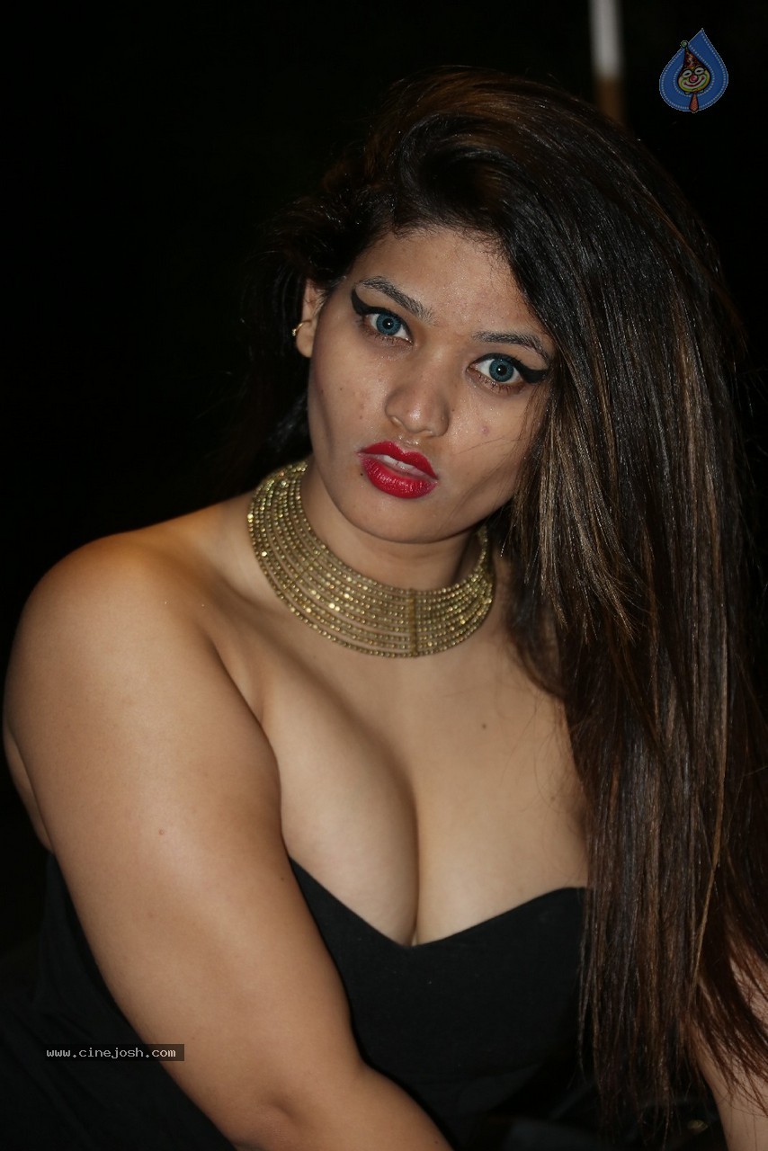 Himani Hot Stills - 94 / 186 photos