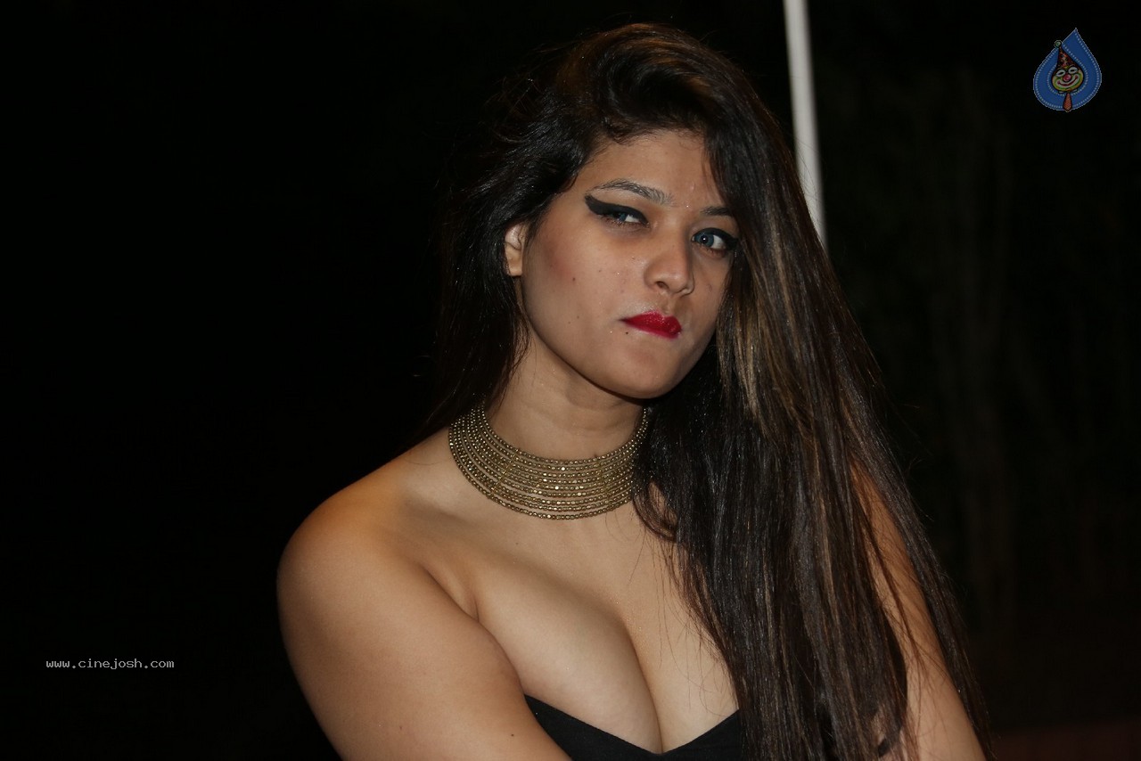 Himani Hot Stills - 121 / 186 photos