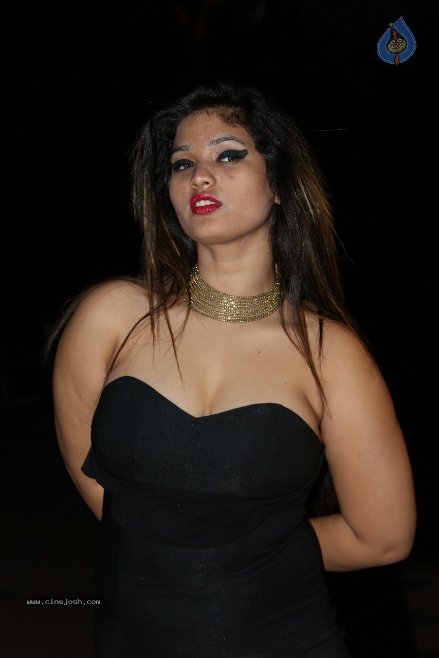 Himani Hot Stills - 134 / 186 photos