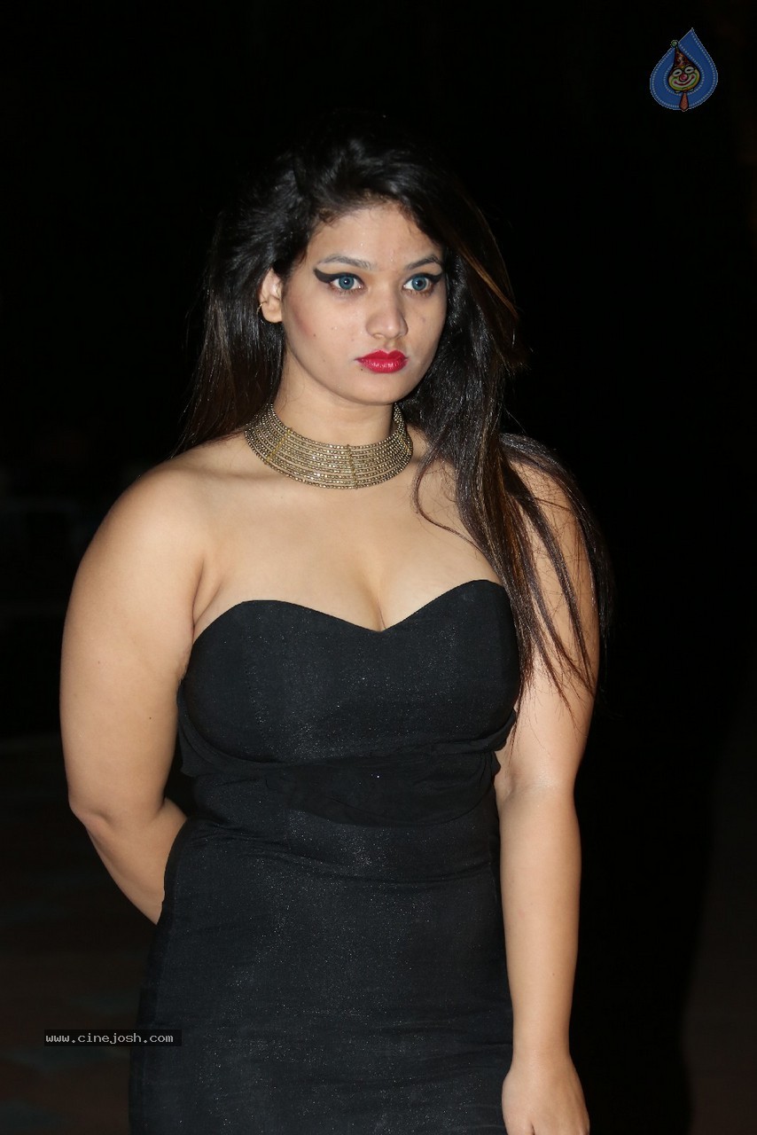 Himani Hot Stills - 140 / 186 photos