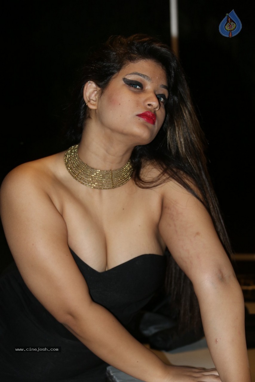 Himani Hot Stills - 149 / 186 photos