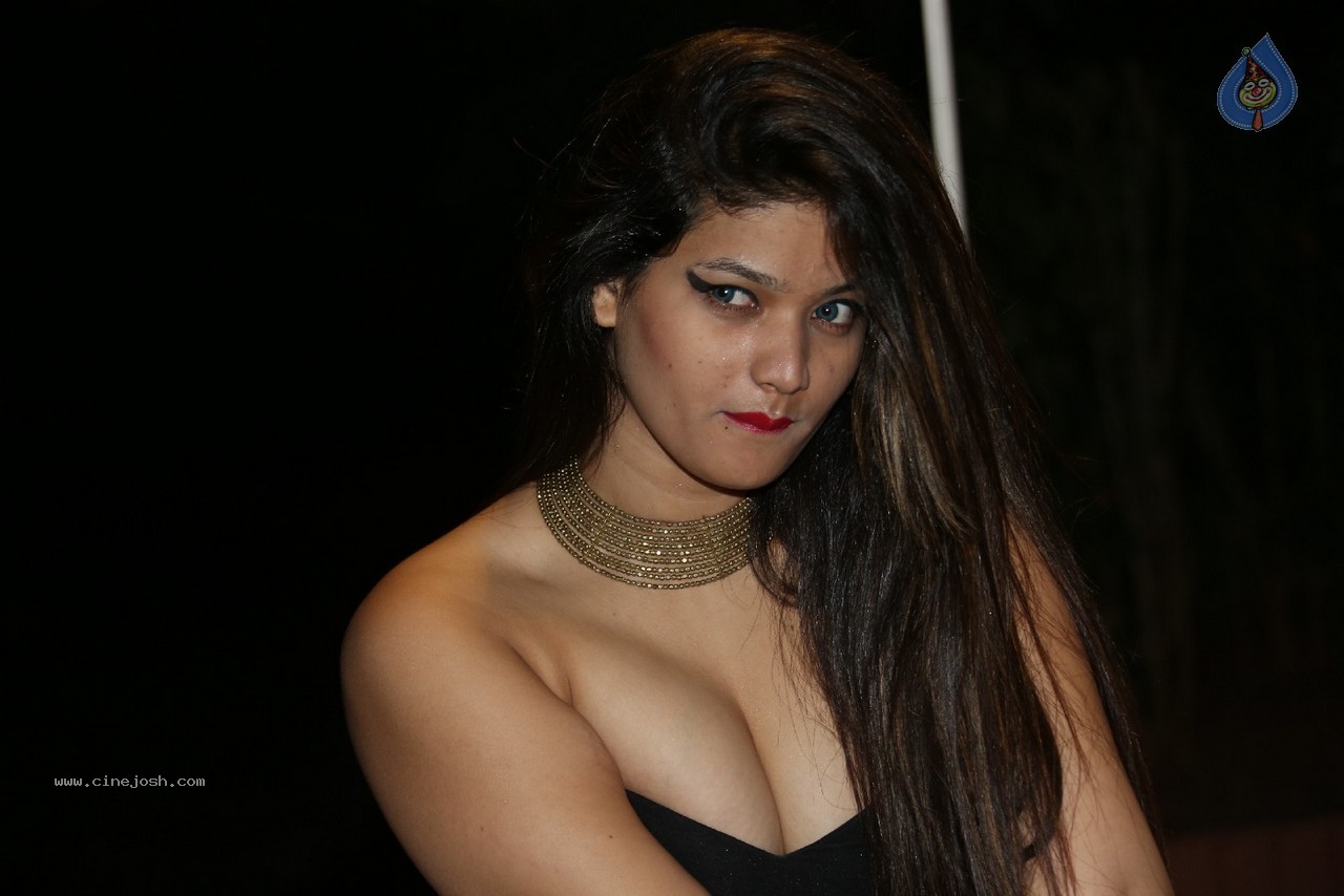 Himani Hot Stills - 154 / 186 photos