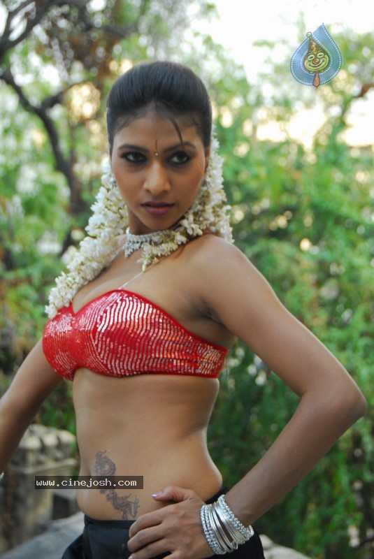 Kruthika Gupta Spicy Stills - 20 / 75 photos