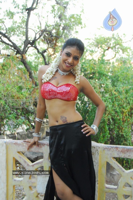 Kruthika Gupta Spicy Stills - 22 / 75 photos