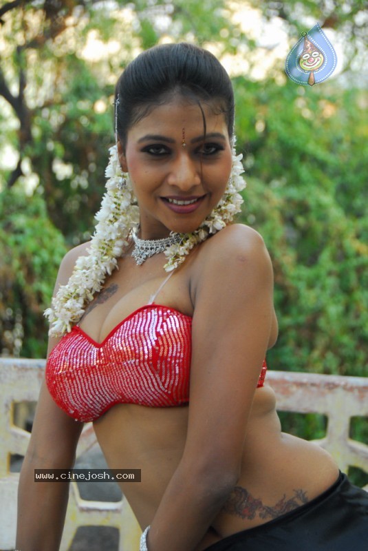 Kruthika Gupta Spicy Stills - 24 / 75 photos