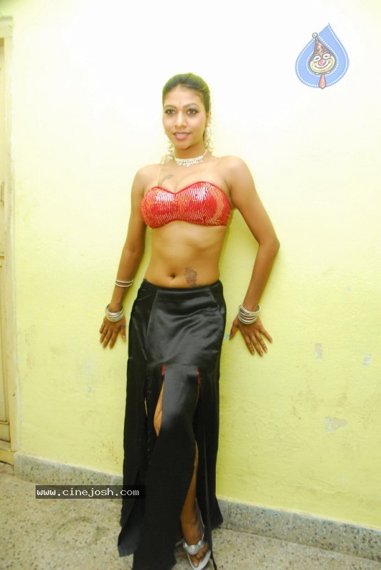 Kruthika Gupta Spicy Stills - 41 / 75 photos