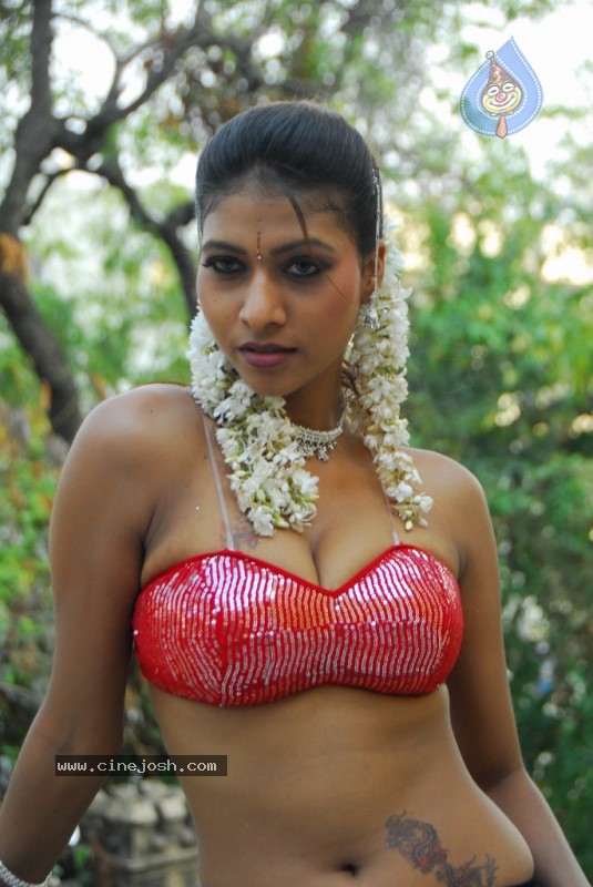 Kruthika Gupta Spicy Stills - 43 / 75 photos